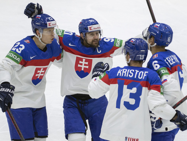 Na snímke radosť slovenských hokejistov po góle Martina Fehérváryho (vpravo), zľava Adam Líška, kapitán Tomáš Tatar a Michal Krištof