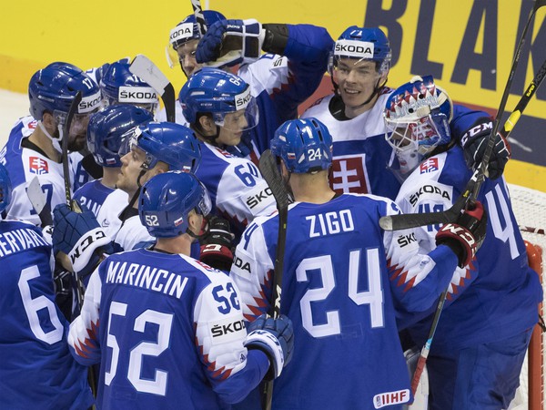 Slovenskí hokejisti sa tešia z výhry 4:1 v zápase s USA