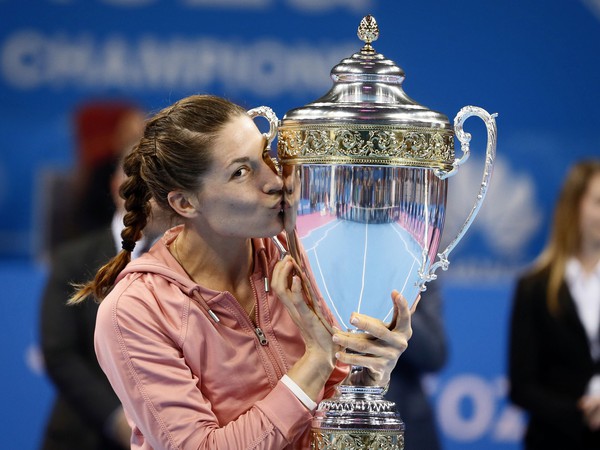 Andrea Petkovicová s trofejou pre víťazku