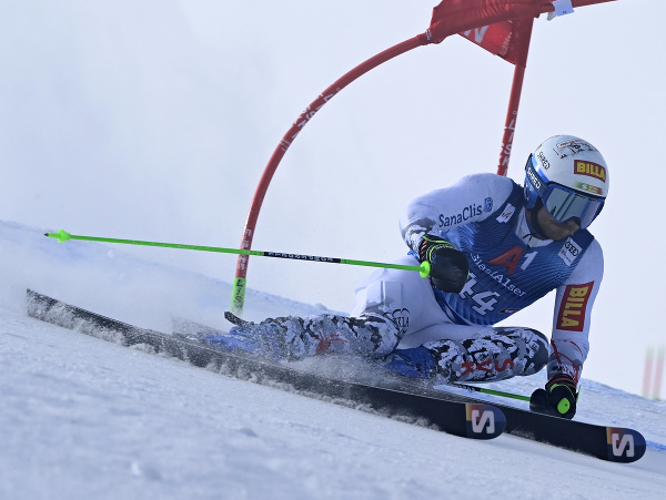 Slovenský lyžiar Andreas Žampa na trati v 1. kole obrovského slalomu Svetového pohára v rakúskom Söldene
