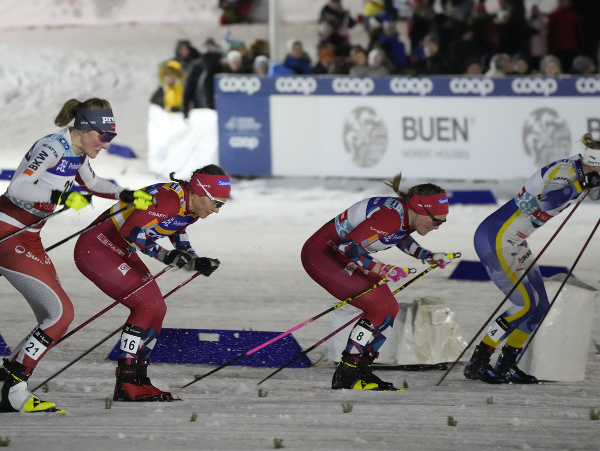 Na snímke lyžiarky na trati v semifinále šprintu žien voľne v rámci Svetového pohára v behu na lyžiach žien v estónskom Talline 
