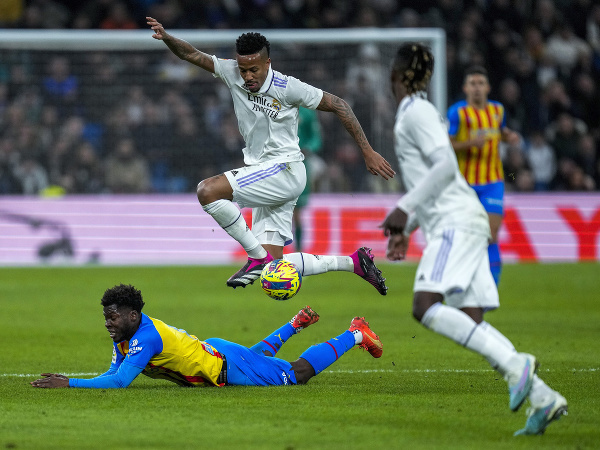  Hráč Realu Madrid Eder Militao (hore) v súboji s Yunusom Musahom z Valencie