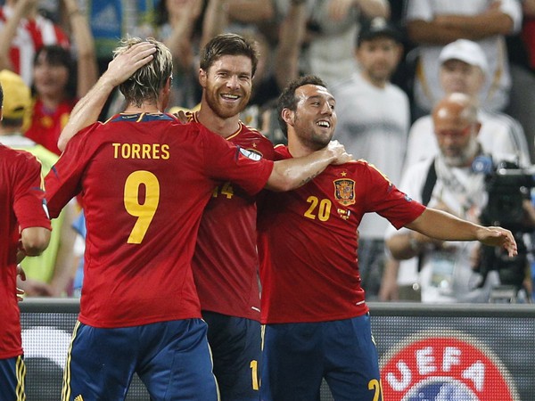 Radosť Španielov po góle Alonsa