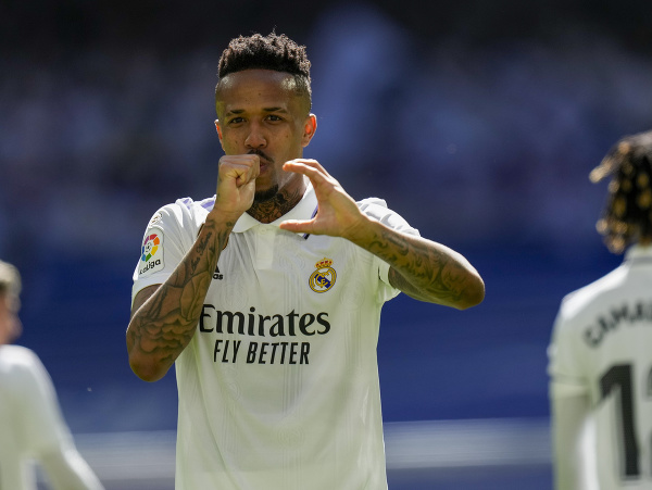 Futbalista Realu Madrid Éder Militao sa teší po strelení gólu