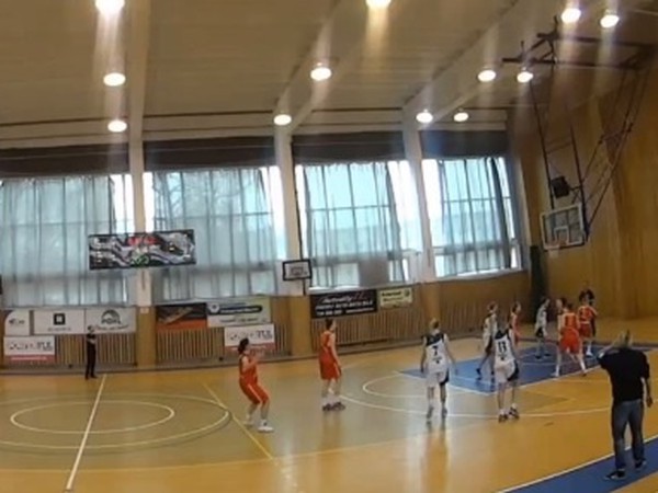 Basketbalové tímy Sparta Praha a Kralupy nad Vltavou
