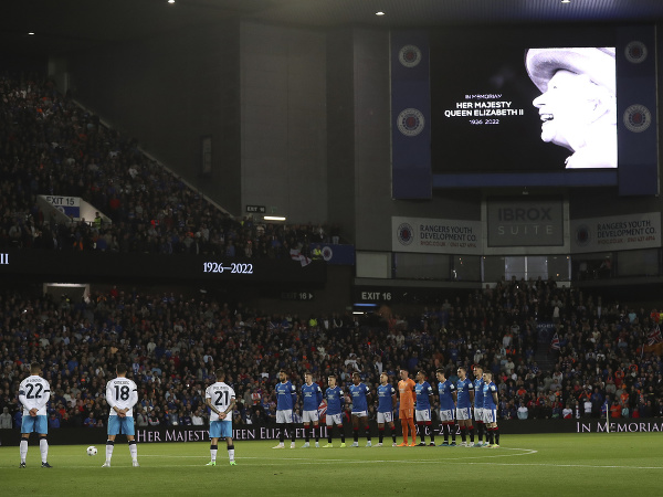 Hráči Glasgow Rangers a SSC Neapol počas minúty ticha na počesť zosnulej kráľovnej Alžbety II.