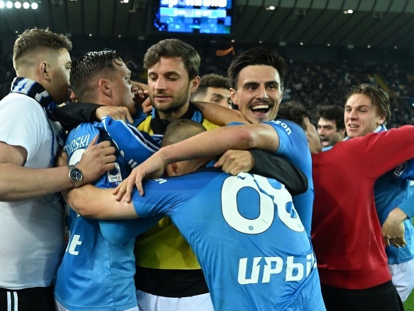 Futbalisti Neapolu oslavujú zisk talianskeho titulu v Serii A