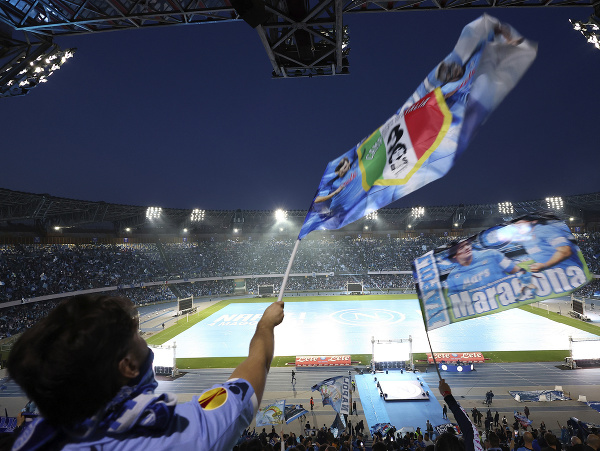 Fanúšikovia Neapola sledujú futbalový zápas 33. kola Serie A medzi Udinese a Neapolom na veľkoplošnej obrazovke na štadióne Diega Armanda Maradonu