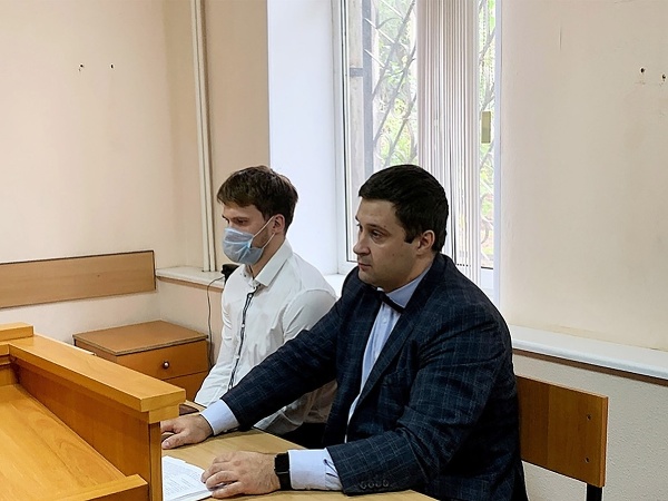 Ruský hokejista Vladislav Lukin (vľavo) na súde