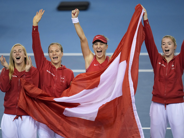 Jil Teichmannová, Viktorija Golubičová, Belinda Benčičová a Simona Waltertová oslavujú triumf Švajčiarska
