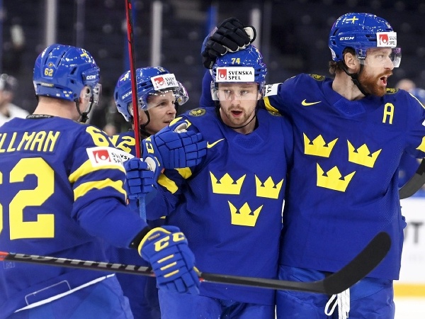 Joel Kellman, Max Friberg, Rasmus Asplund a Adam Larsson oslavujú gól Švédska