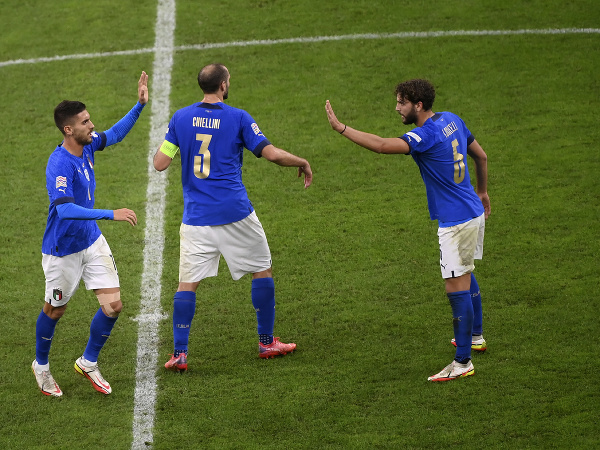 Talianski futbalisti sa radujú z gólu 