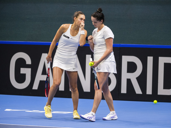 Na snímke slovenské tenistky Viktória Hrunčáková a Tereza Mihalíková počas rozhodujúcej štvorhry proti talianskym tenistkám