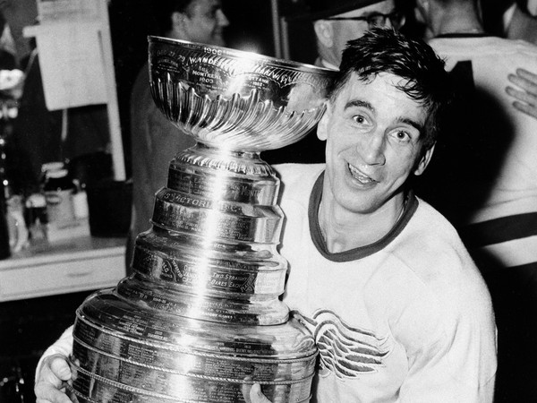 Na archívnej snímke zo 16. apríla 1954 hokejista Detroitu Red Wings Ted Lindsay pózuje so Stanleyho pohárom po výhre nad Montrealom Canadiens