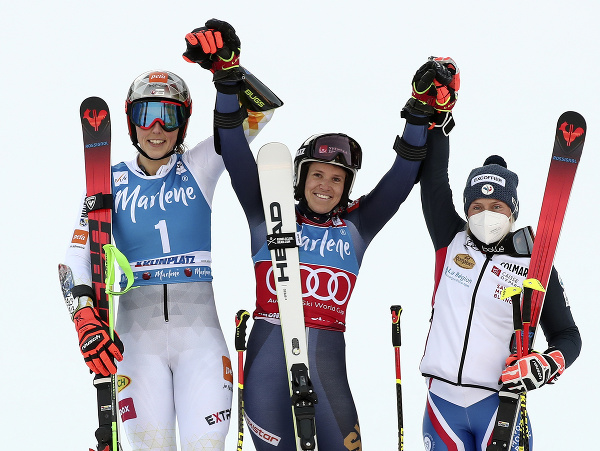 Petra Vlhová obsadila v obrovskom slalomv Kronplatzi 2. miesto. Prvá skončila Sara Hectorová a tretia Tessa Worleyová