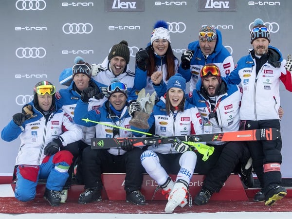 Na snímke slovenská lyžiarka Petra Vlhová (uprostred) sa teší so svojím tímom z druhého miesta v slalome žien 