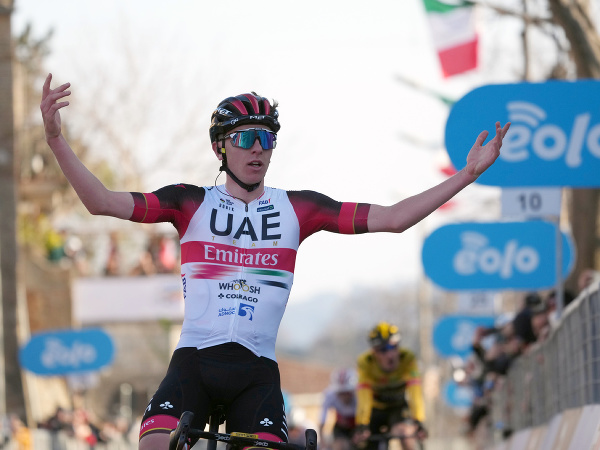 Tadej Pogačar a jeho víťazné oslavy v cieli štvrtej etapy Tirreno - Adriatico