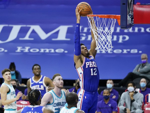Basketbalista Philadelphie 76ers Tobias Harris strieľa kôš