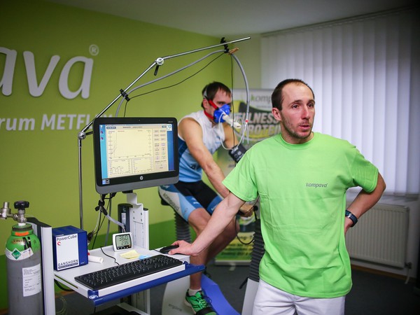 Tomáš Jurkovič, majster sveta v zimnom triatlone a viacnásobný majster Slovenska v triatlone, vysvetľuje realizované diagnostické meranie