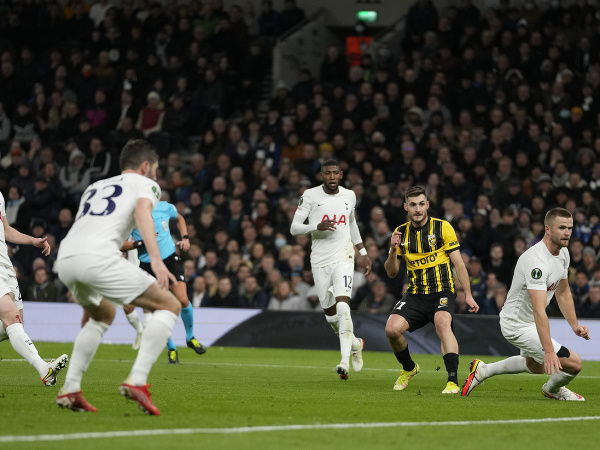 Matúš Bero strieľa druhý gól Vitesse proti Tottenhamu