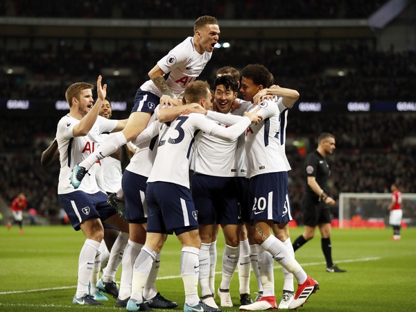 Na snímke hráči Tottenhamu oslavujú úvodný gól