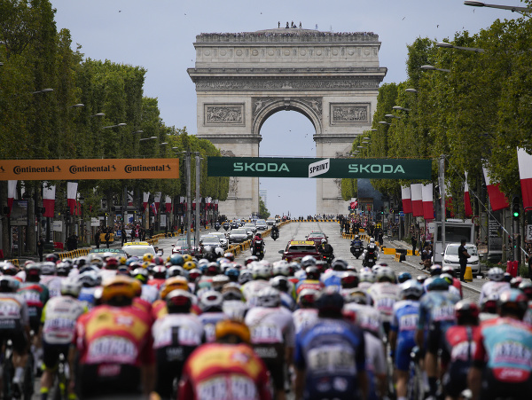 Cyklisti počas 21. etapy Tour de France 2023