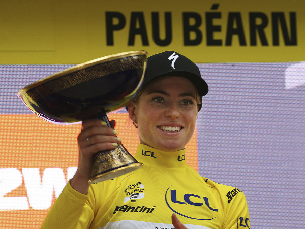Demi Vollering oslavuje zisk žltého dresu na Tour de France Femmes