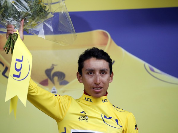 Kolumbijský cyklista Egan Bernal v žltom drese vedúceho pretekára