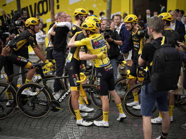 Tím Jumbo-Visma oslavuje zisk žltého dresu na Tour de France
