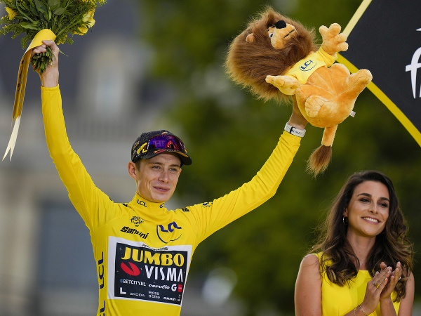 Na snímke dánsky cyklista Jonas Vingegaard z tímu Jumbo-Visma oslavuje celkové víťazstvo v pretekoch Tour de France