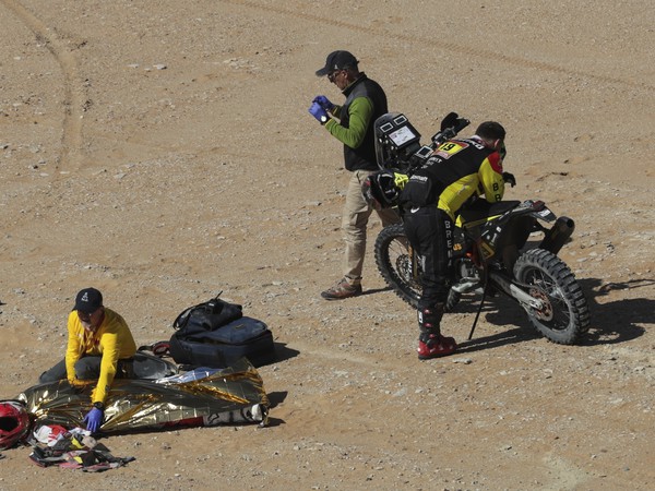 Telo portugalského motocyklistu Paula Goncalves, ktorý zomrel počas nedeľnej 7. etapy Rely Dakar