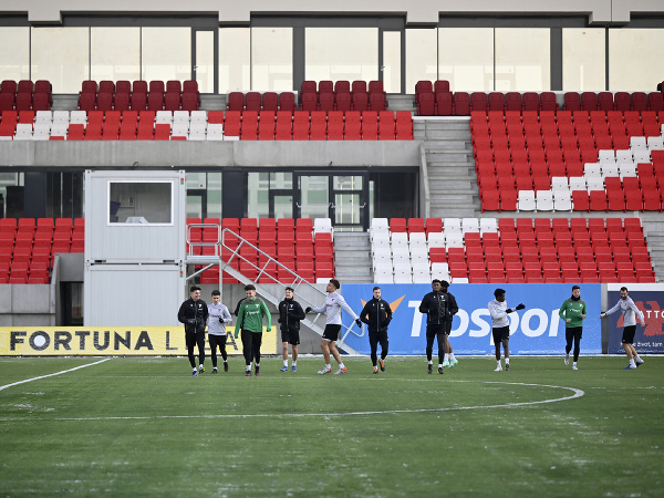 Na snímke futbalisti AS Trenčín počas prvého tréningu zimnej prípravy na jarnú časť Fortuna ligy na klubovom štadióne v Trenčíne