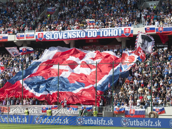 Slovenskí fanúšikovia počas derby s Českom