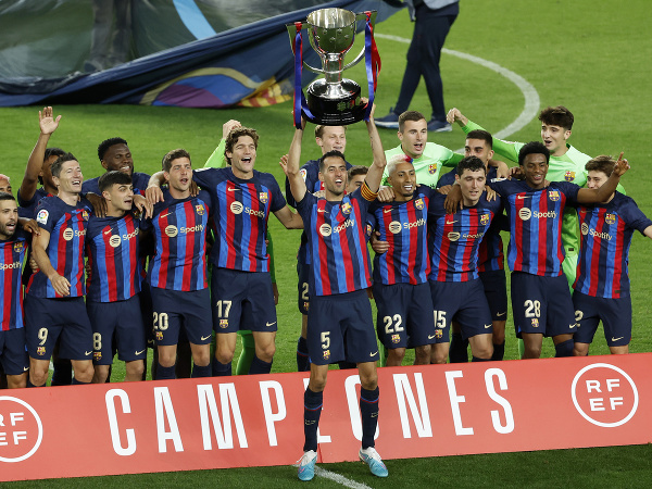 Futbalisti FC Barcelona si prevzali majstrovskú trofej za celkový triumf v La Lige 