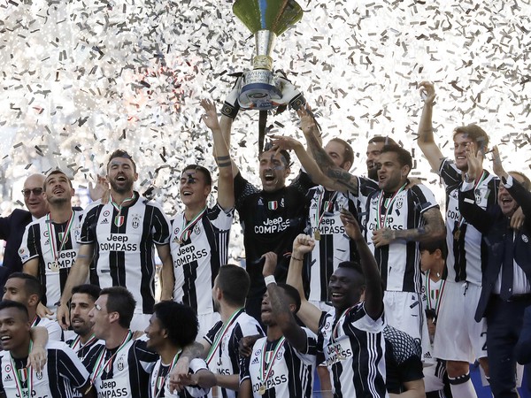Futbalisti Juventusu s trofejou za šiesty ligový triumf