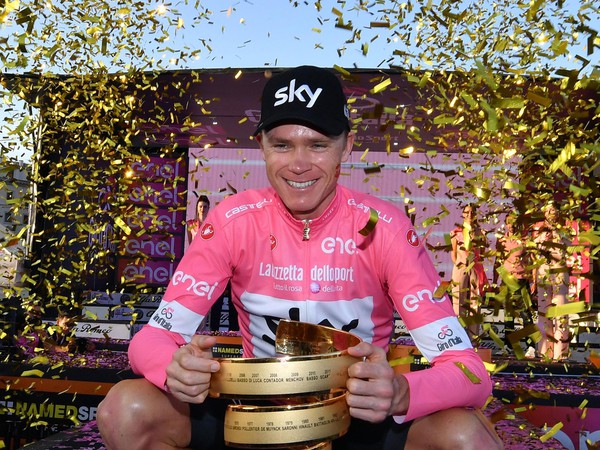 Chris Froome s trofejou po triumfe na pretekoch Giro d'Italia