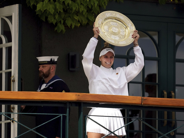 Markéta Vondroušová na balkóne Wimbledonu s víťaznou trofejou