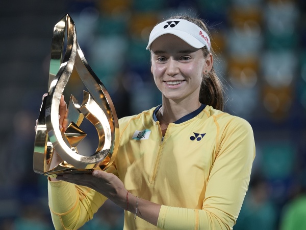 Jelena Rybakinová s víťaznou trofejou