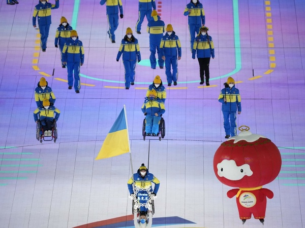 Ukrajinský tím počas otváracieho ceremoniálu XIII. zimných paralympijských hier v Pekingu 4. marca 2022.