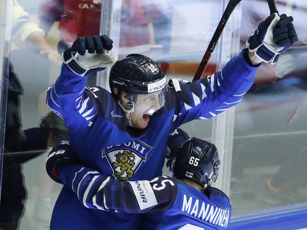 Radosť fínskych hokejistov z gólu
