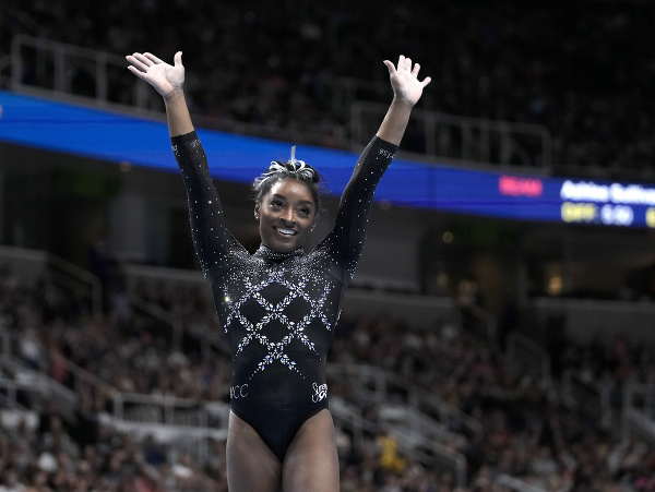 Americká gymnastka Simone Bilesová sa raduje z víťazstva