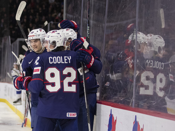 Na snímke hráč Logan Cooley oslavuje gól v zápase B-skupiny MS hokejistov do 20 rokov USA - Fínsko 