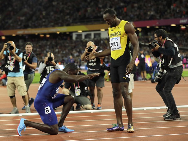 Američan Justin Gatlin (vľavo), ktorý získal zlato, sa skláňa pred bronzovým Jamajčanom Usainom Boltom