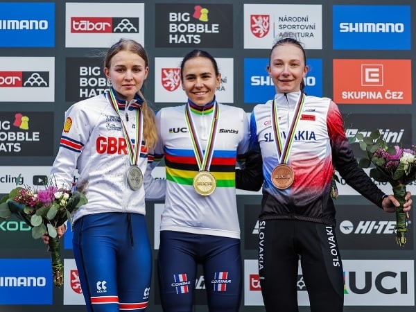 Slovenská reprezentantka Viktória Chladoňová (vpravo) získala bronzovú medailu v kategórii junioriek na majstrovstvách sveta v cyklokrose v českom Tábore