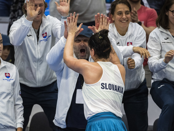 Na snímke slovenská tenistka Viktória Hrunčáková sa teší z výhry nad Taliankou Elisabettou Cocciarettovou