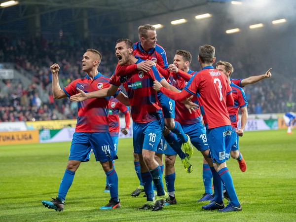 Futbalisti Viktorie Plzeň oslavujú gól