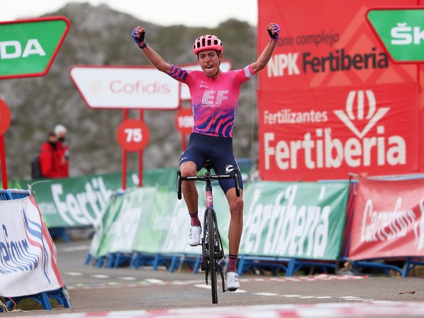 Hugh Carthy oslavuje svoj kariérny triumf v 12. etape Vuelty