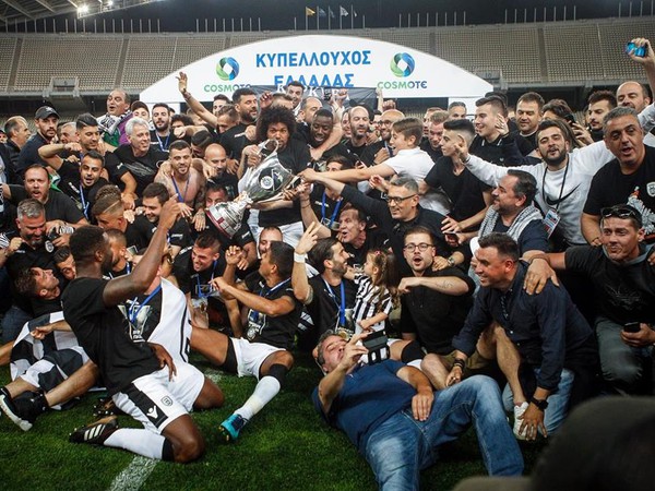 Víťazný oslavy futbalistov PAOK FC po pohárovom triumfe 