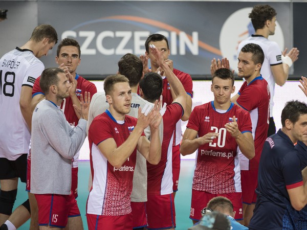 Na snímke slovenskí volejbalisti ďakujú fanúšikom po poslednom zápase B-skupiny Slovensko - Nemecko 0:3 