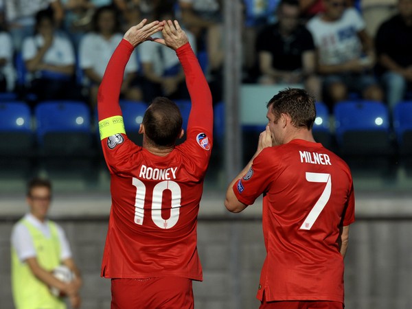Wayne Rooney (vľavo) oslavuje svoj gól proti San Marinu